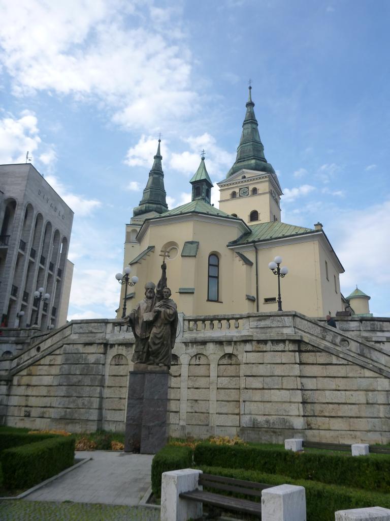 Szent Cirill és Metód szobra a Szentháromság-plébániatemplom előtt