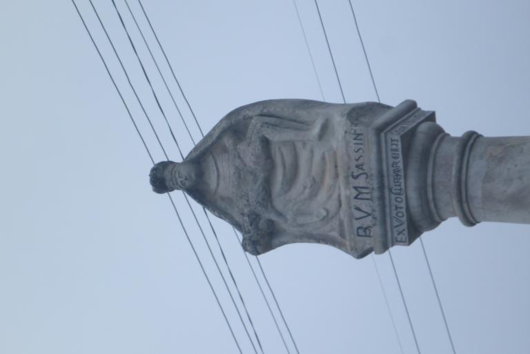 A sasvári Piéta másolata az oszlop tetején
