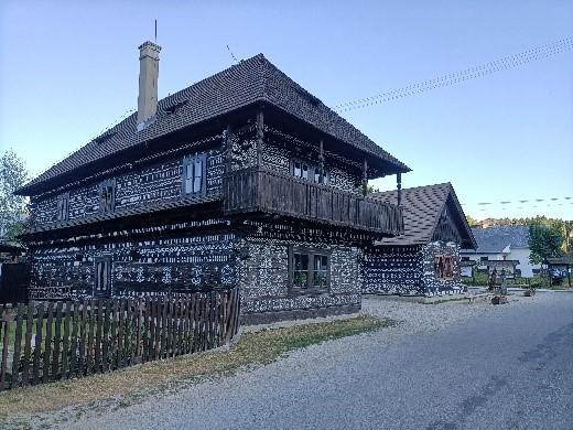 8. napon elértük Csicsmányt, Zsolna-megye legmagasabban fekvő települését (655 m),melynek különleges festésű házai műemlék védelem alatt állnak