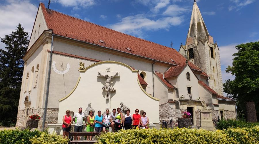 A rajkai Szent Márton-templomnál A rajkai Szent Márton-templomnál